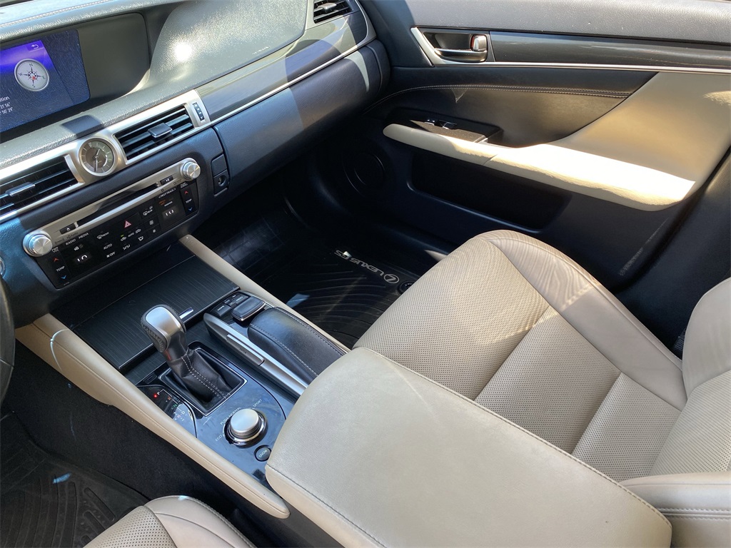 2016 Lexus GS 200t photo 15