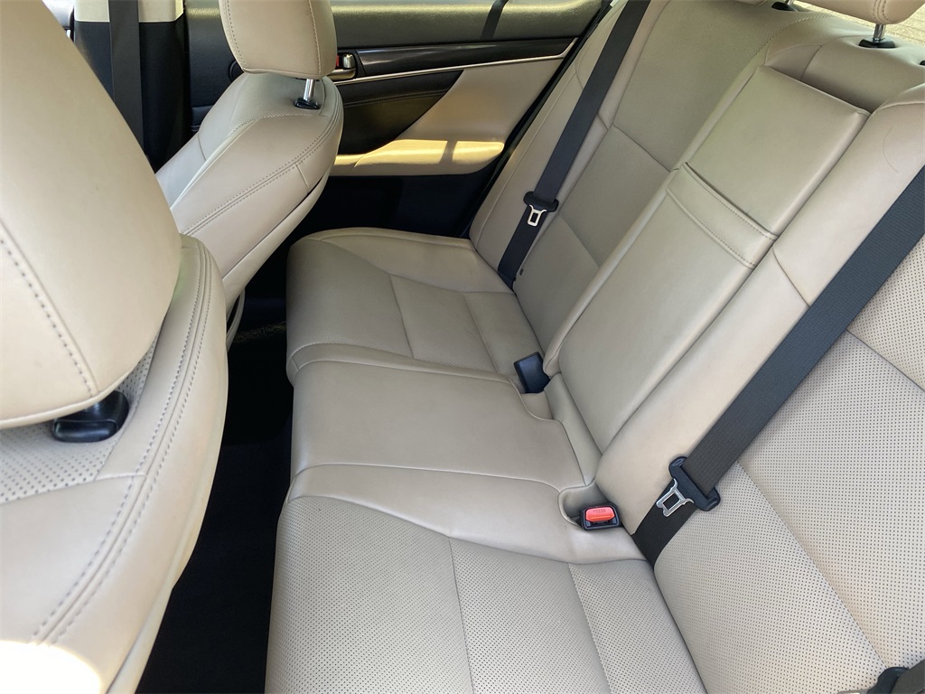 2016 Lexus GS 200t photo 16
