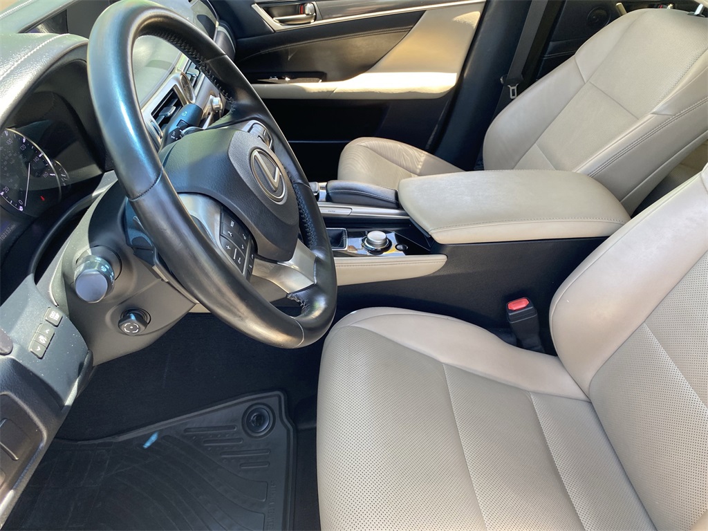 2016 Lexus GS 200t photo 18