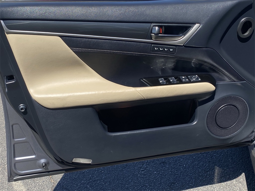 2016 Lexus GS 200t photo 20