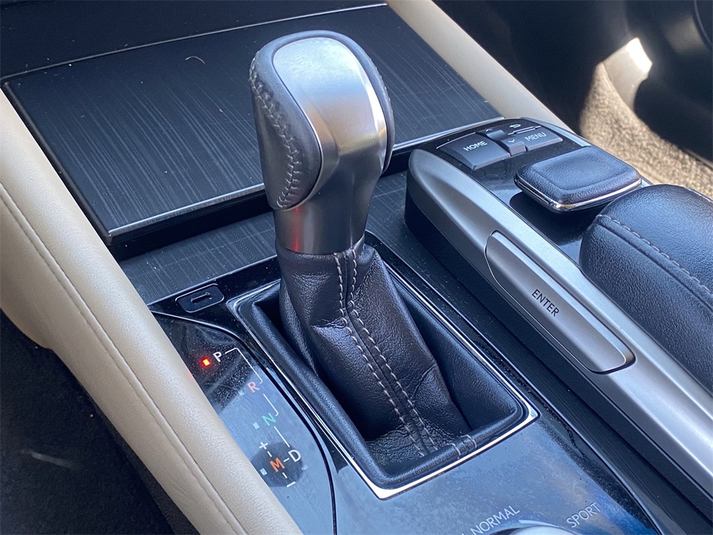 2016 Lexus GS 200t photo 25