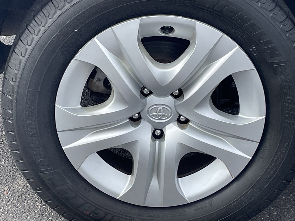 2013 Toyota RAV4 LE photo 2