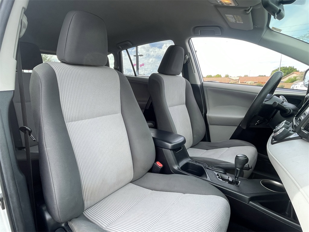 2013 Toyota RAV4 LE photo 3