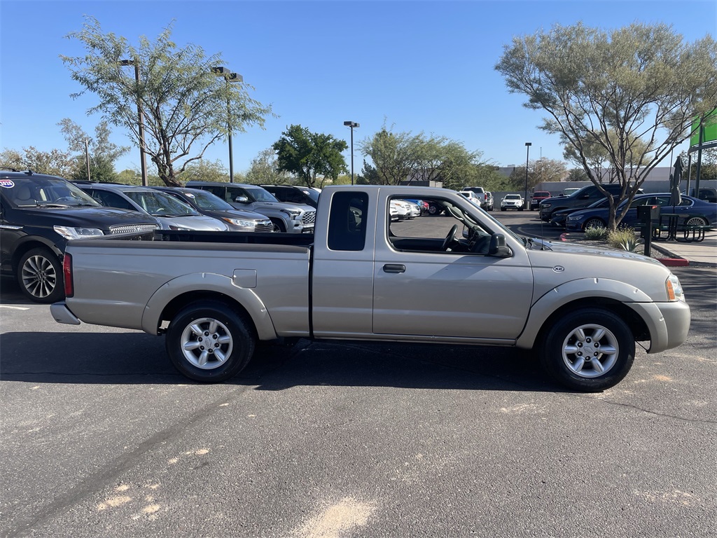 2004 Nissan Frontier XE photo 2