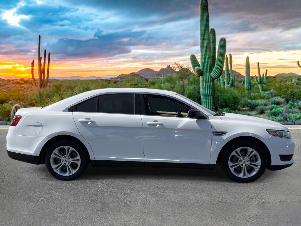 2019 Ford Taurus SE - Photo 2