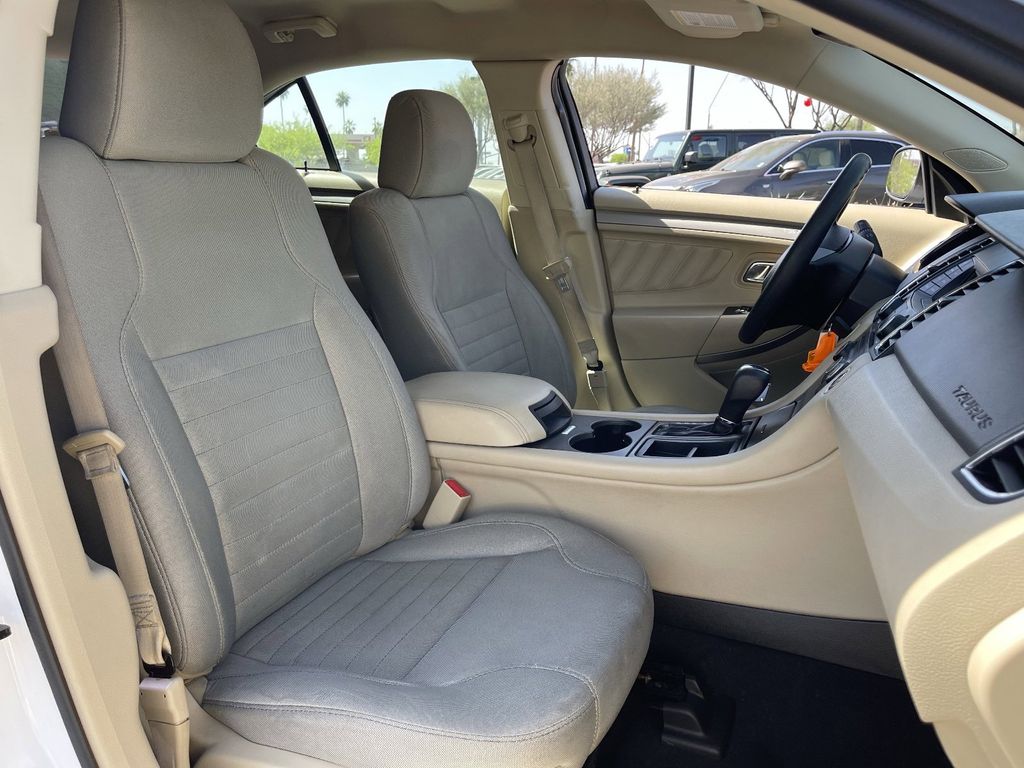 2019 Ford Taurus SE - Photo 9