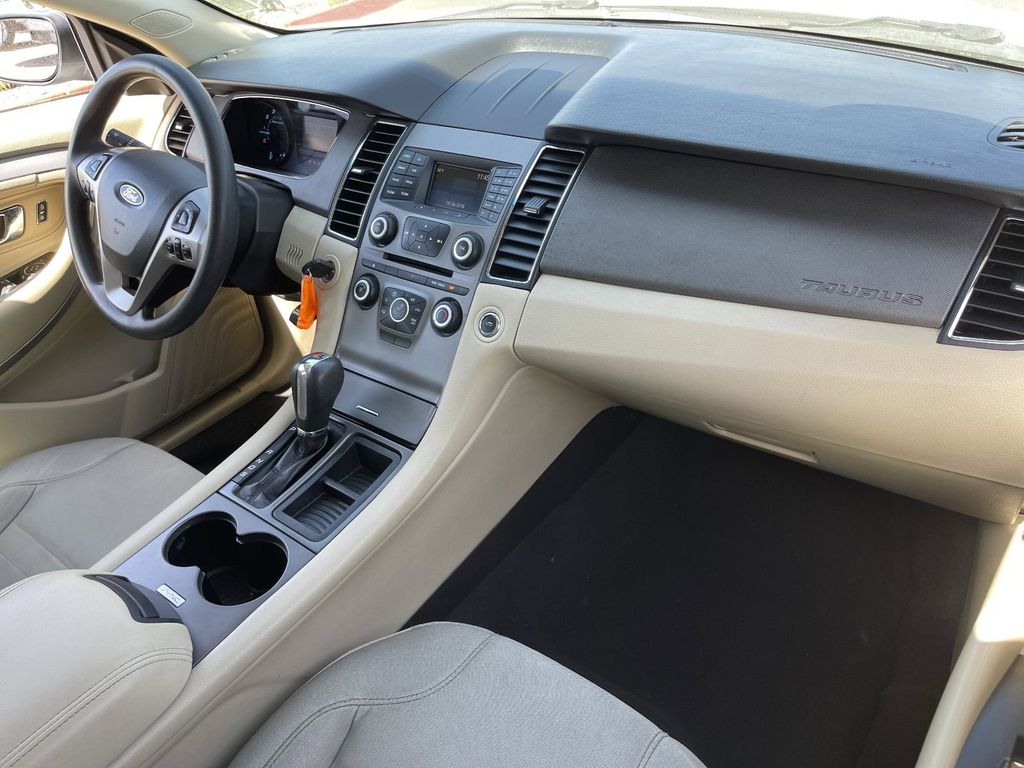 2019 Ford Taurus SE - Photo 12