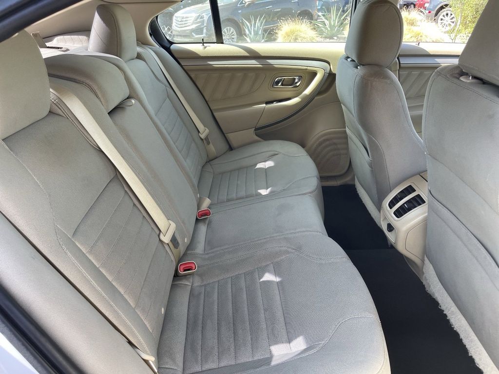2019 Ford Taurus SE - Photo 13
