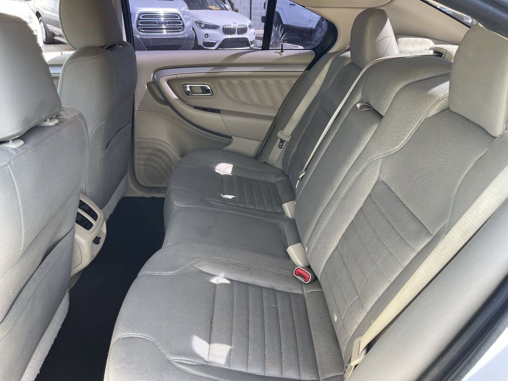 2019 Ford Taurus SE - Photo 16