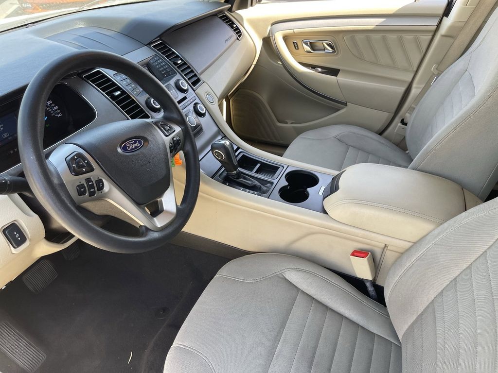 2019 Ford Taurus SE - Photo 17