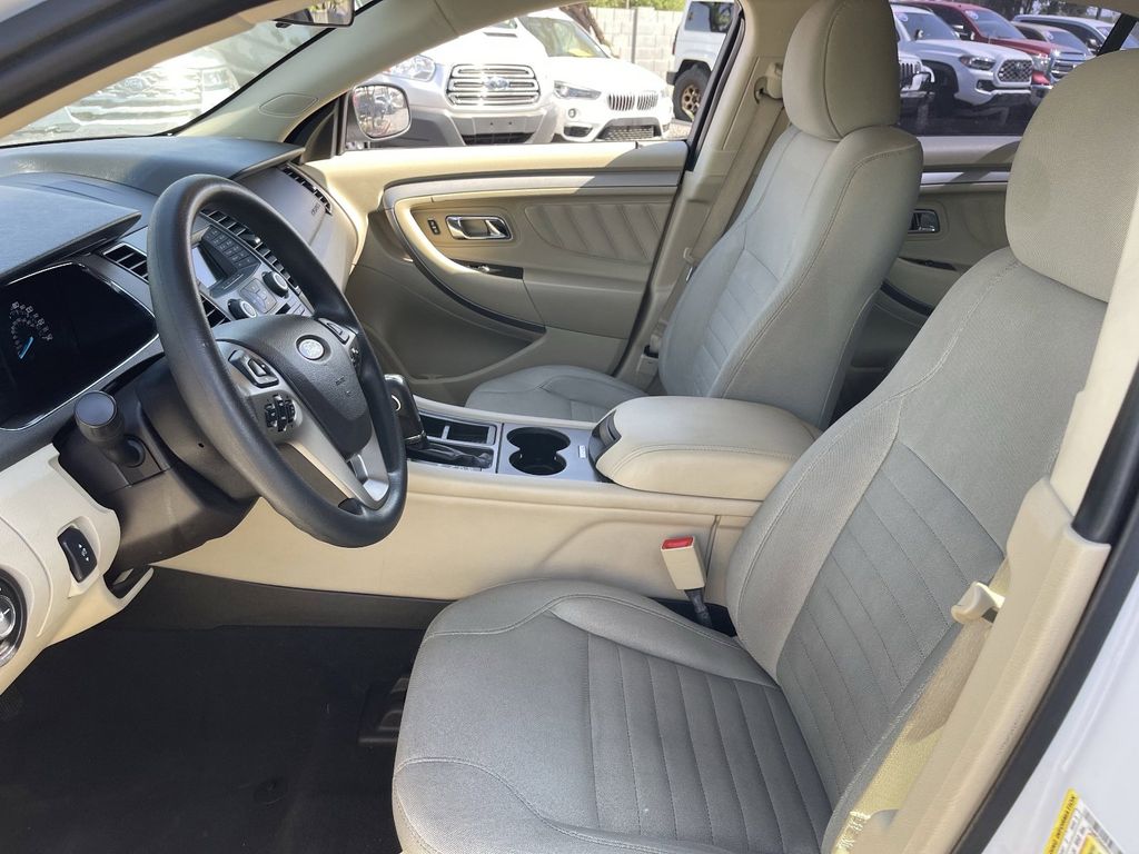 2019 Ford Taurus SE - Photo 18