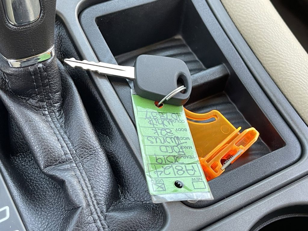 2019 Ford Taurus SE - Photo 28