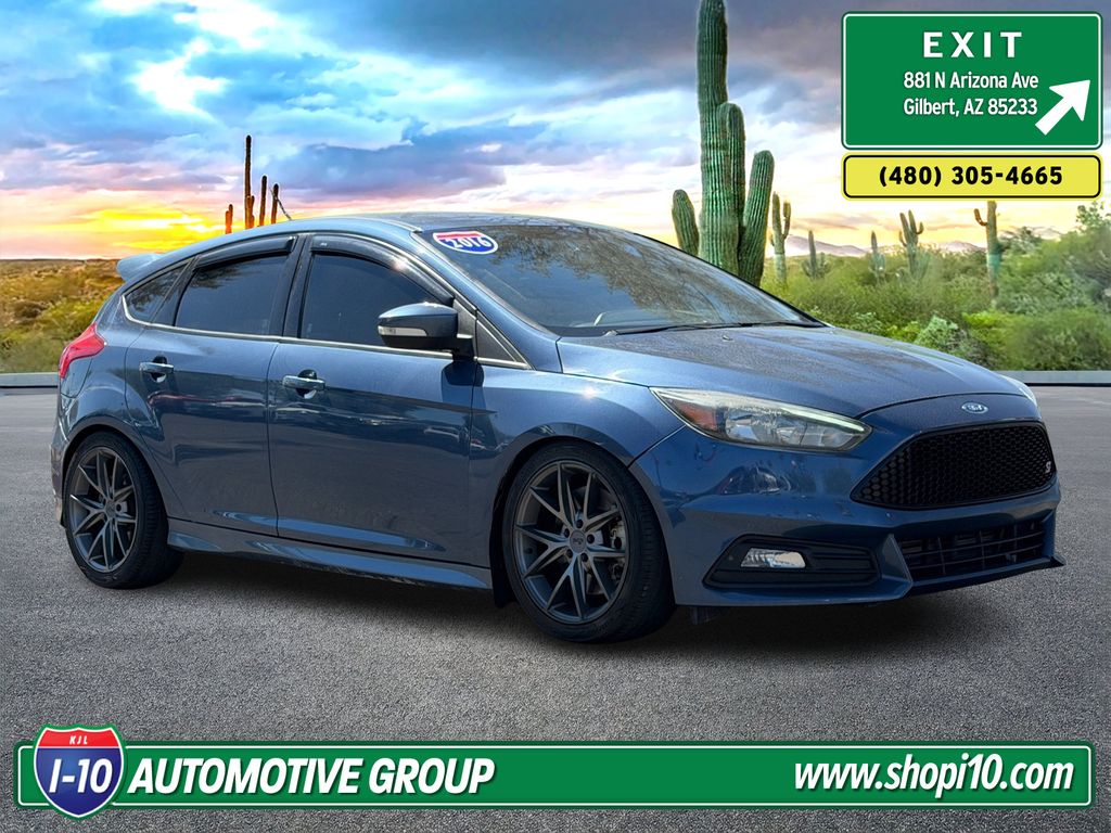 Blue Metallic 2018 Ford Focus Hatchback Front-Wheel Drive Manual