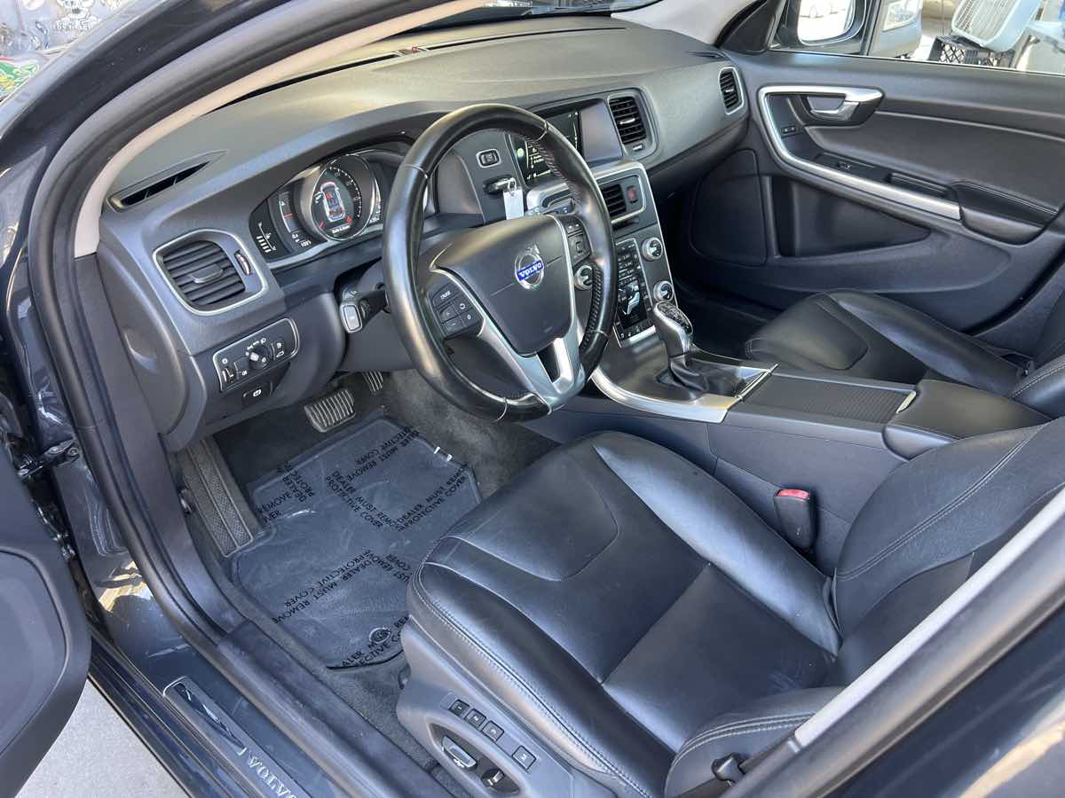 2016 Volvo V60 T5 Drive-E Premier photo 11