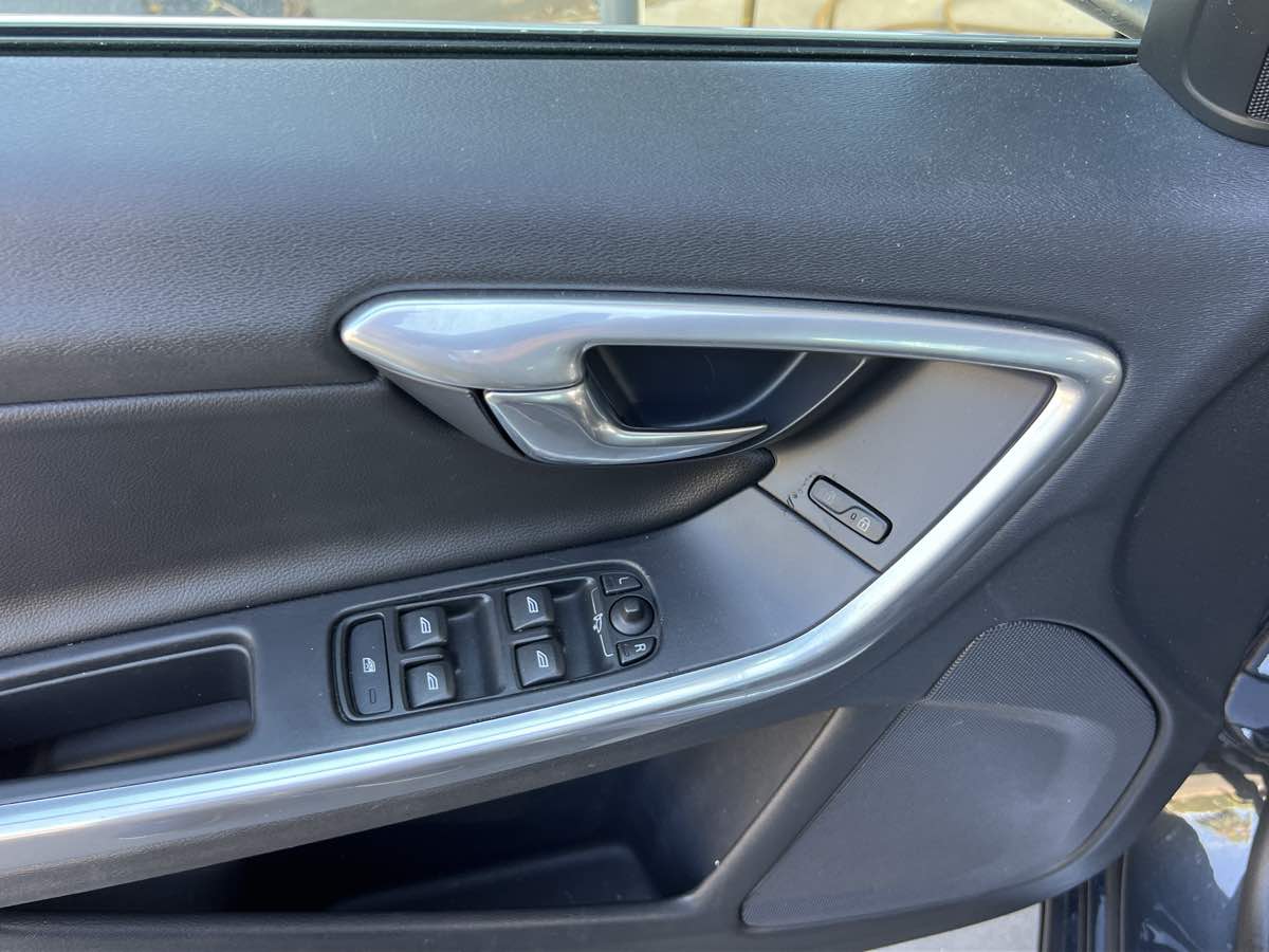 2016 Volvo V60 T5 Drive-E Premier photo 12