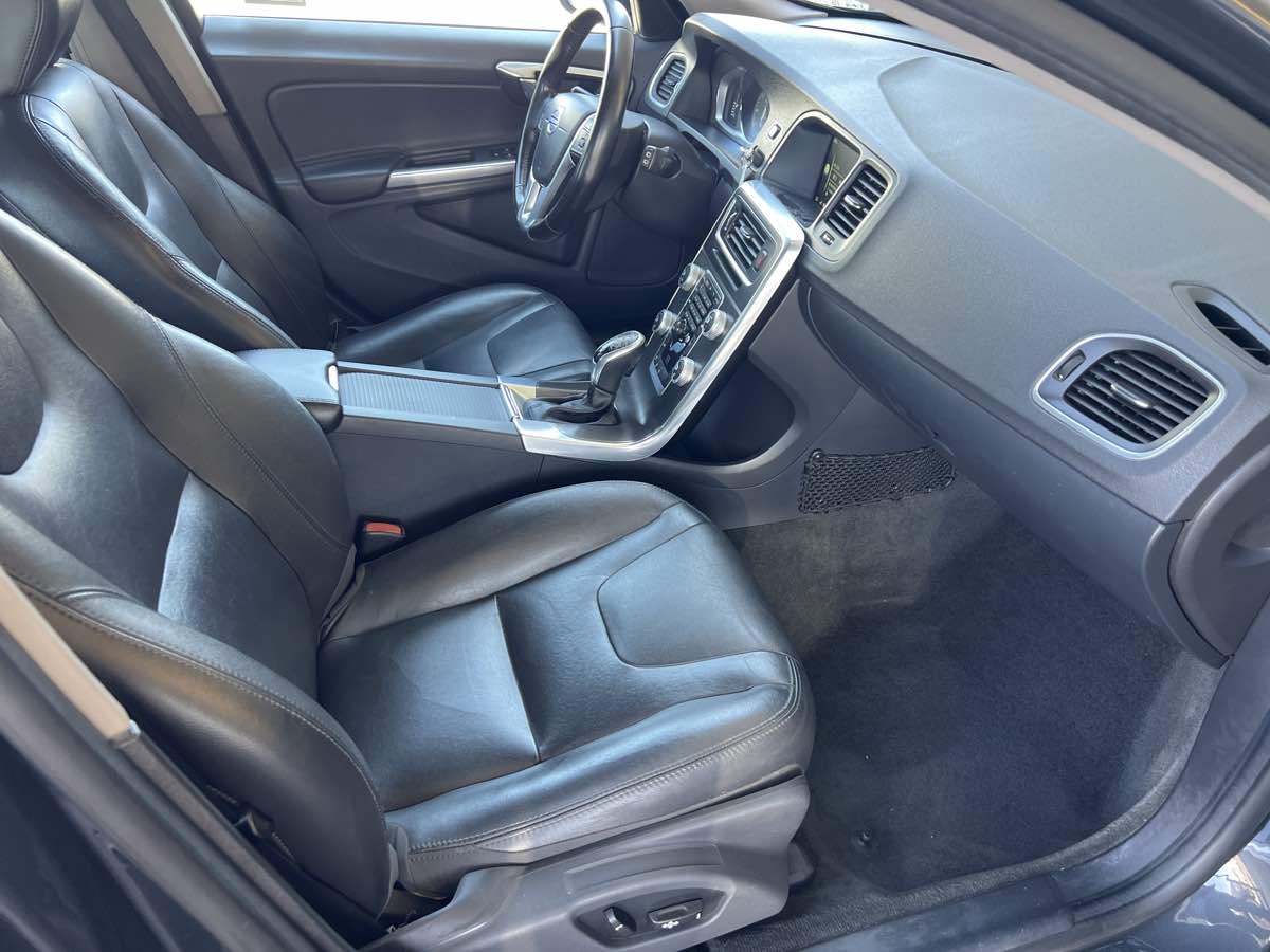 2016 Volvo V60 T5 Drive-E Premier photo 14