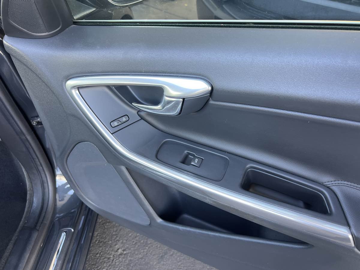 2016 Volvo V60 T5 Drive-E Premier photo 15