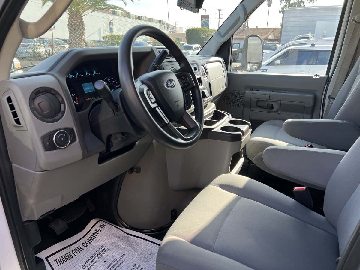 2022 Ford E-450 photo 17
