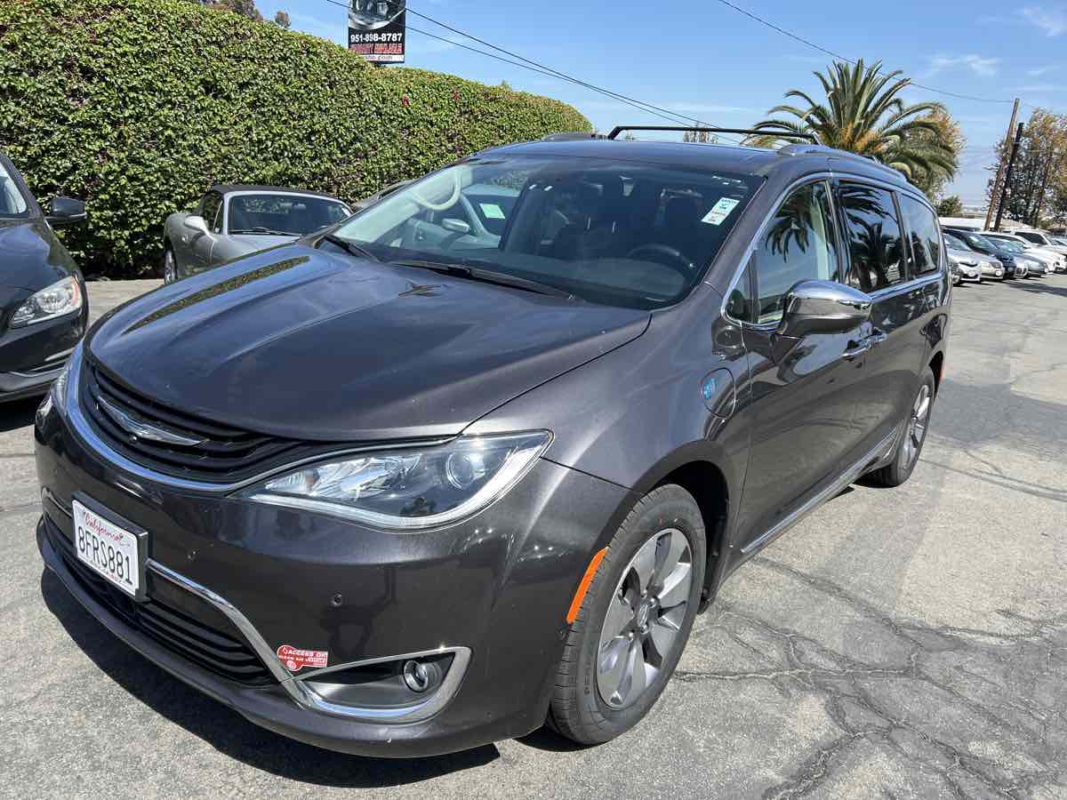 2018 Chrysler Pacifica Hybrid Limited photo 2