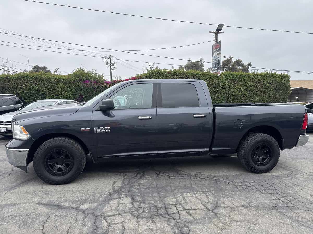 2017 Ram 1500 SLT photo 4