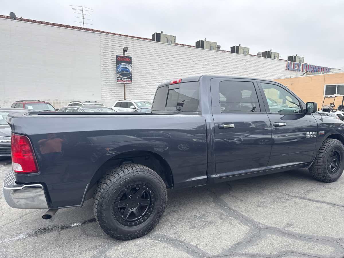 2017 Ram 1500 SLT photo 9