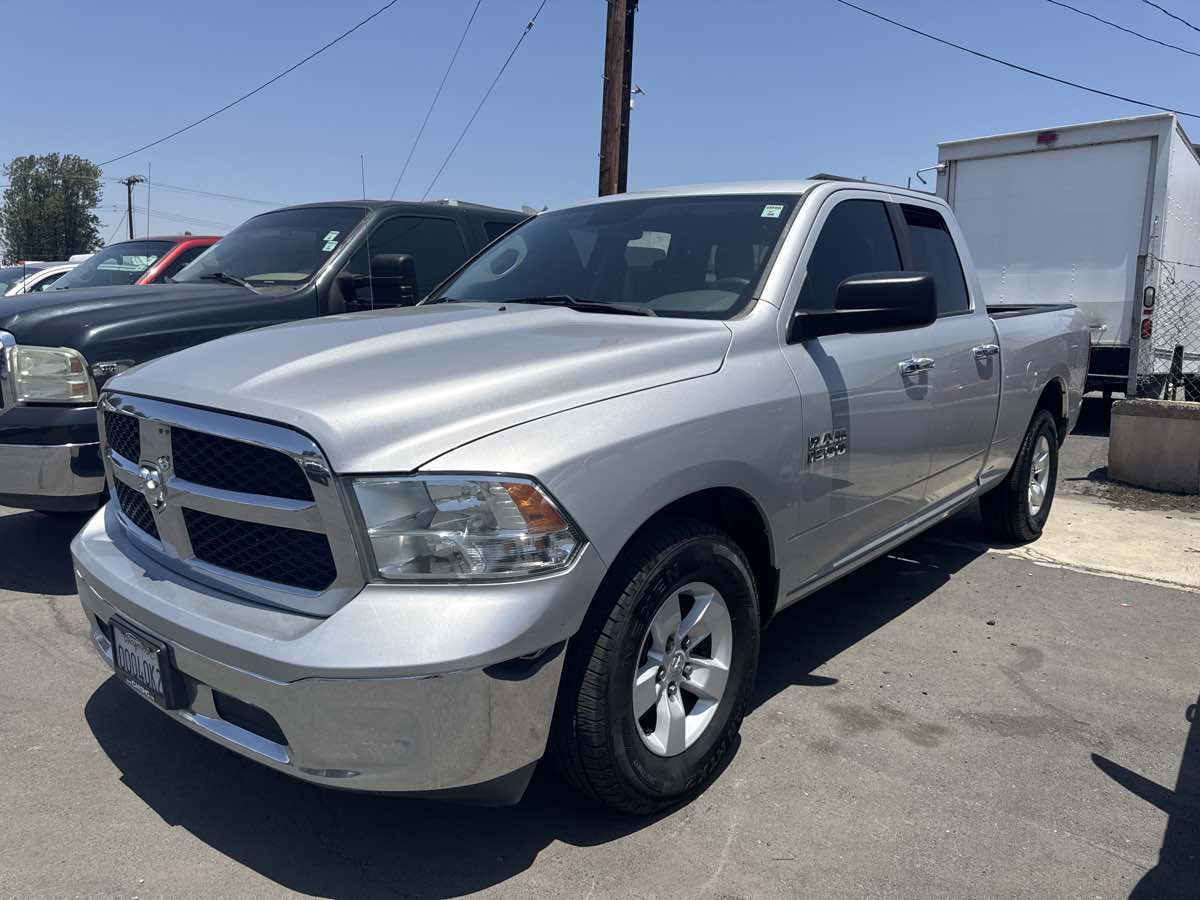 2017 Ram 1500 SLT photo 3