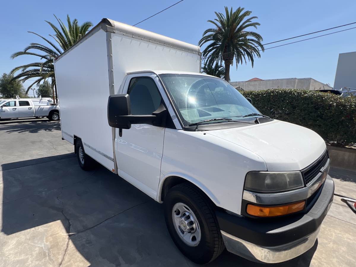 2013 Chevrolet Express Cutaway 3500 Van photo 2