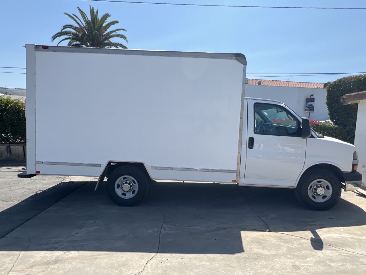 2013 Chevrolet Express Cutaway 3500 Van photo 3