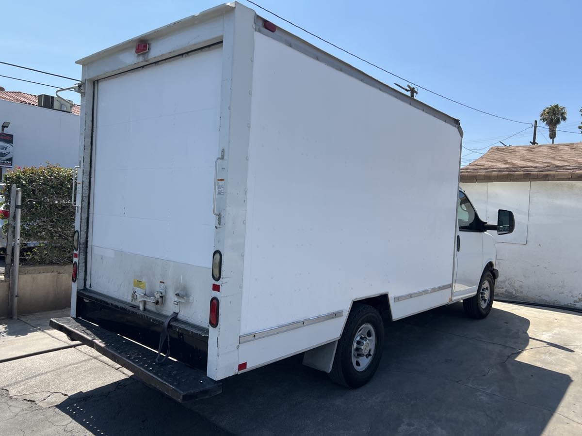 2013 Chevrolet Express Cutaway 3500 Van photo 4