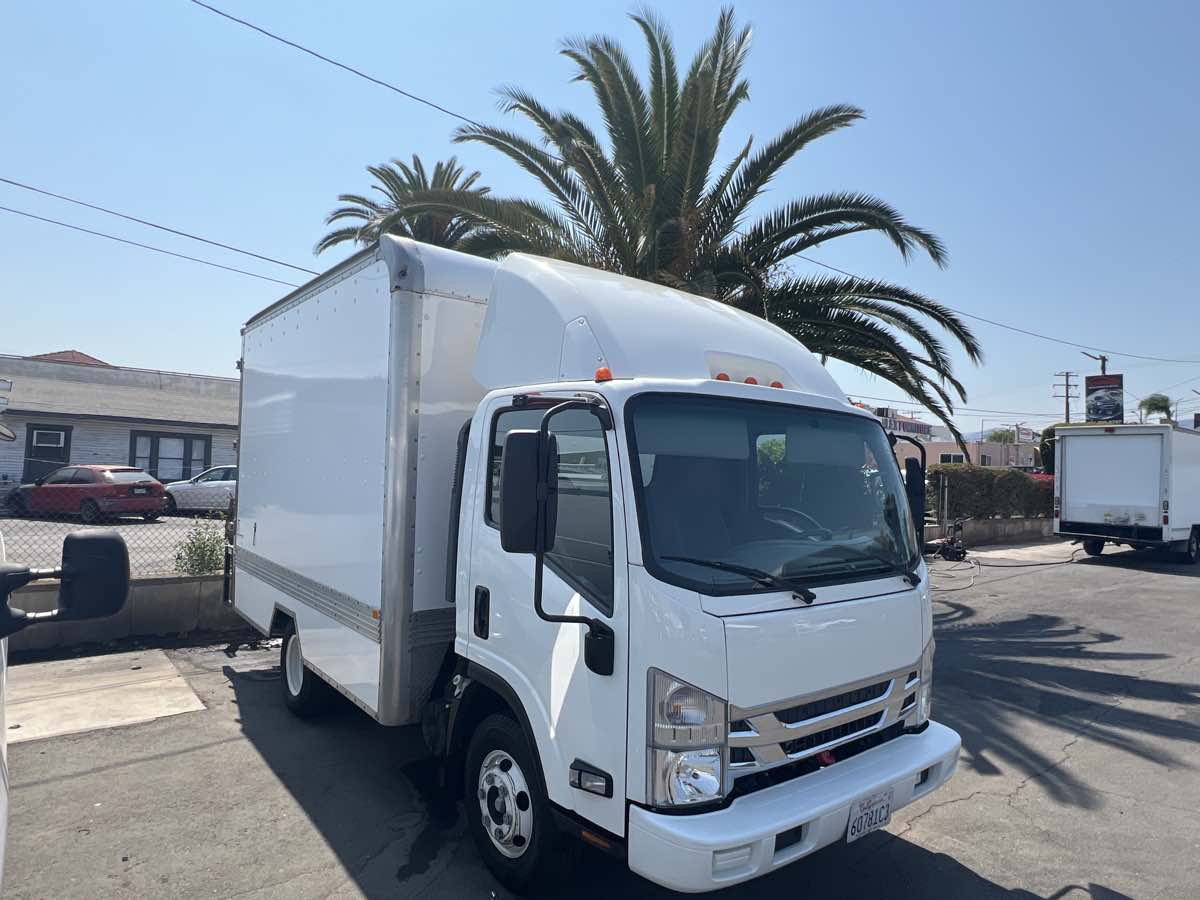 2020 Isuzu NPR photo 2