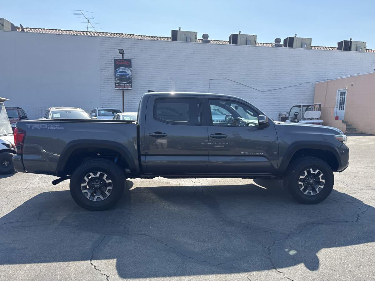 2019 Toyota Tacoma SR5 photo 9