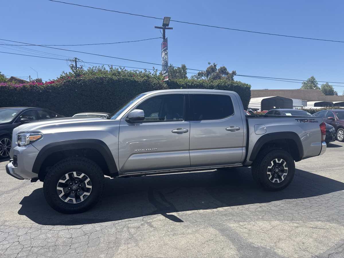 2016 Toyota Tacoma TRD photo 3