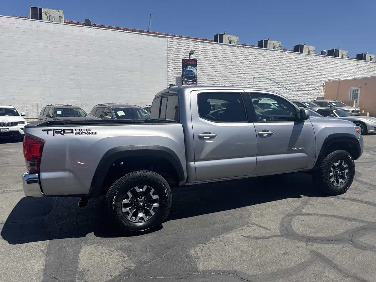 2016 Toyota Tacoma TRD photo 9