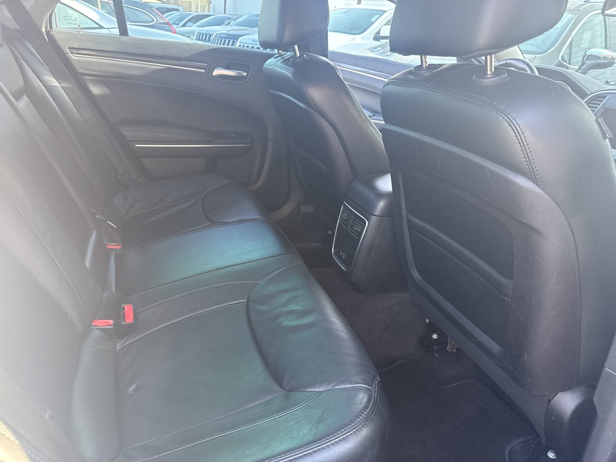 2016 Chrysler 300 Limited photo 12
