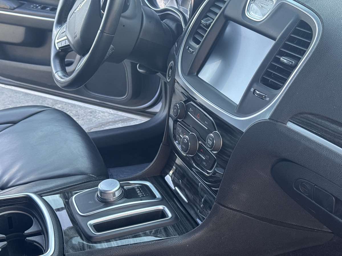 2016 Chrysler 300 Limited photo 14