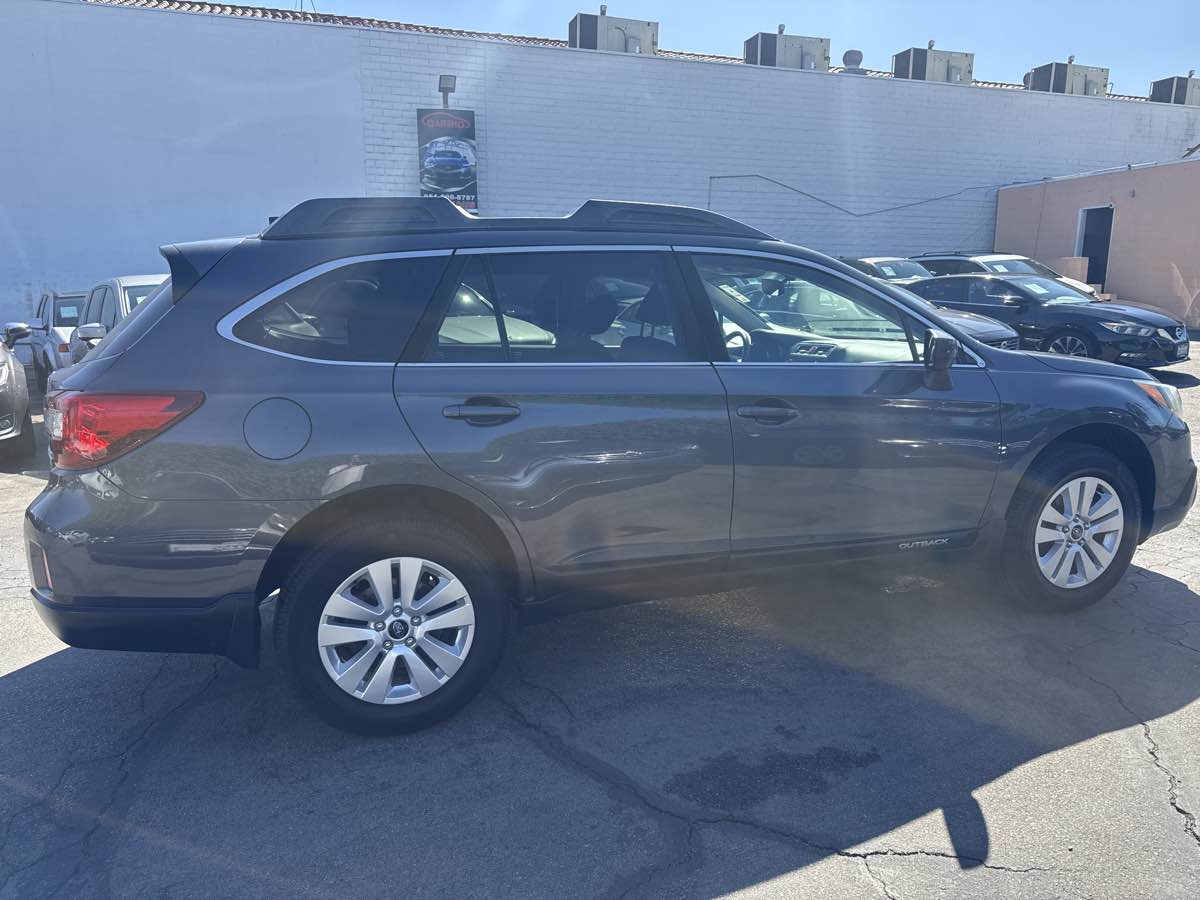 2017 Subaru Outback Premium photo 8