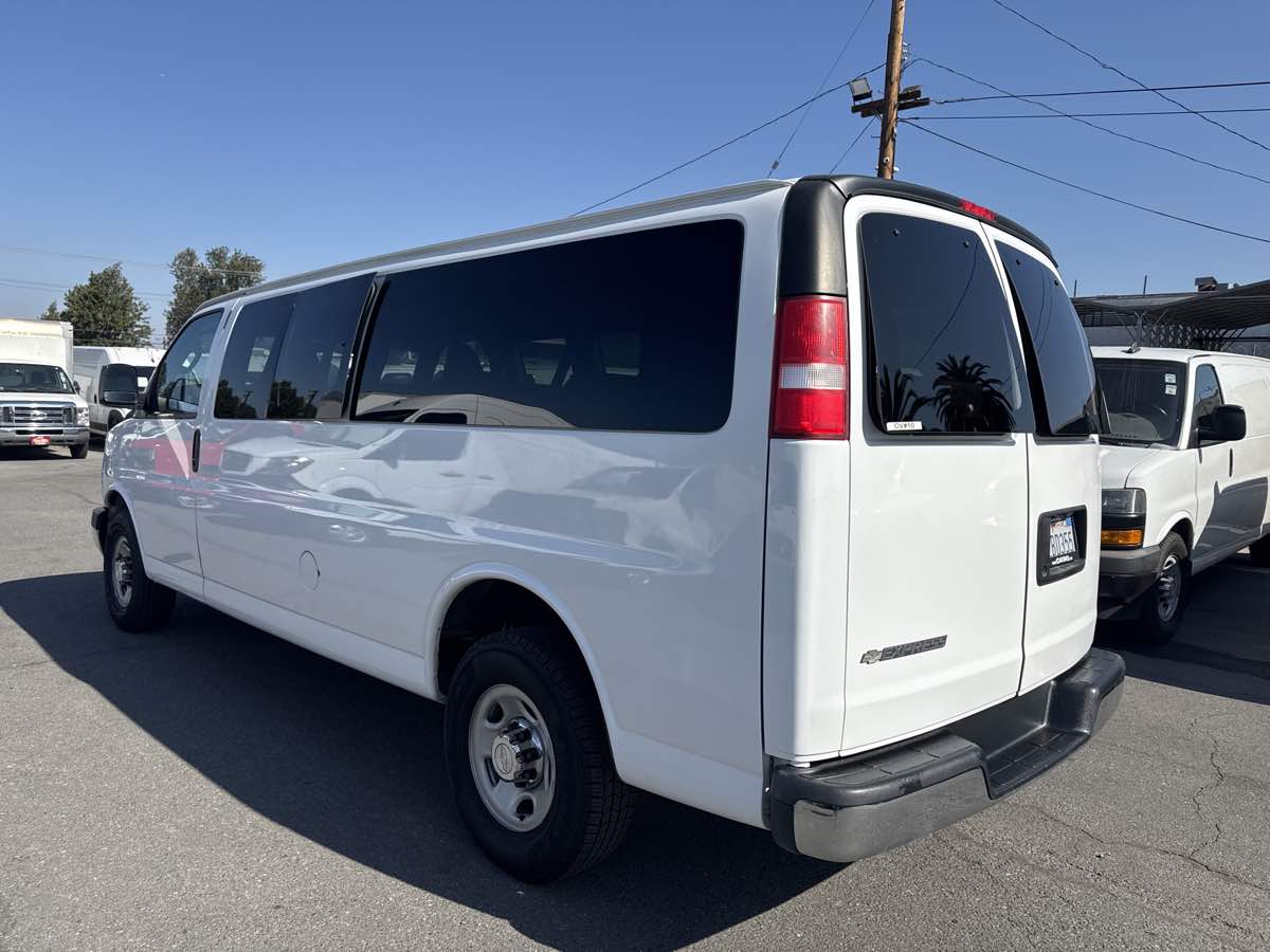 2017 Chevrolet Express Passenger LT photo 4