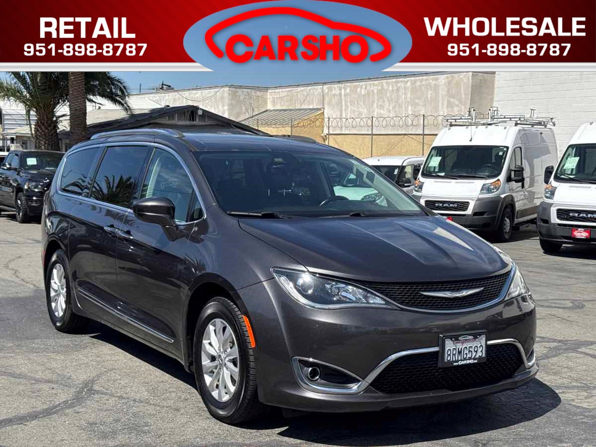 2018 Chrysler Pacifica Touring L's photo