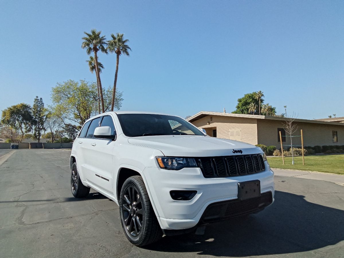 2018 Jeep Grand Cherokee Altitude V6 Power! Bluetooth Backup Cam Got 3!