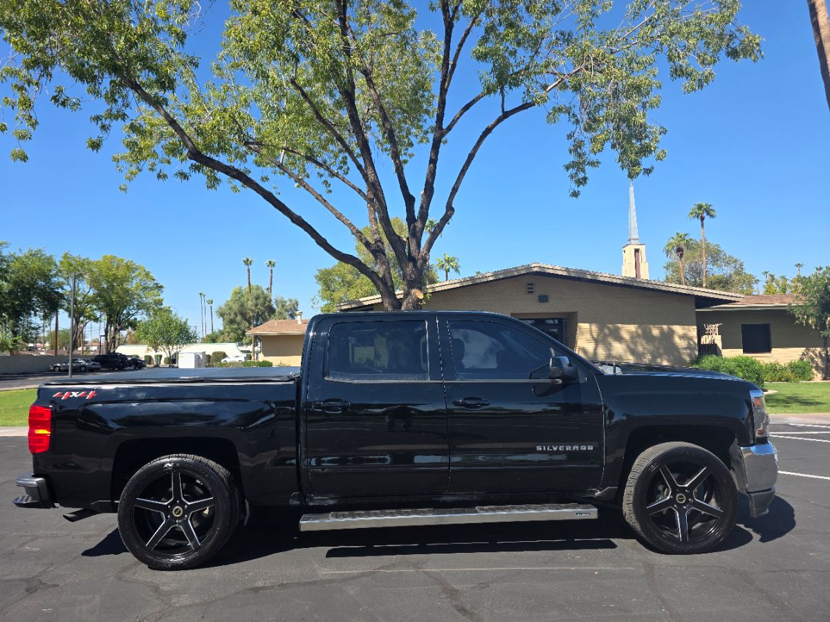 2018 Chevrolet Silverado 1500 LT photo 2