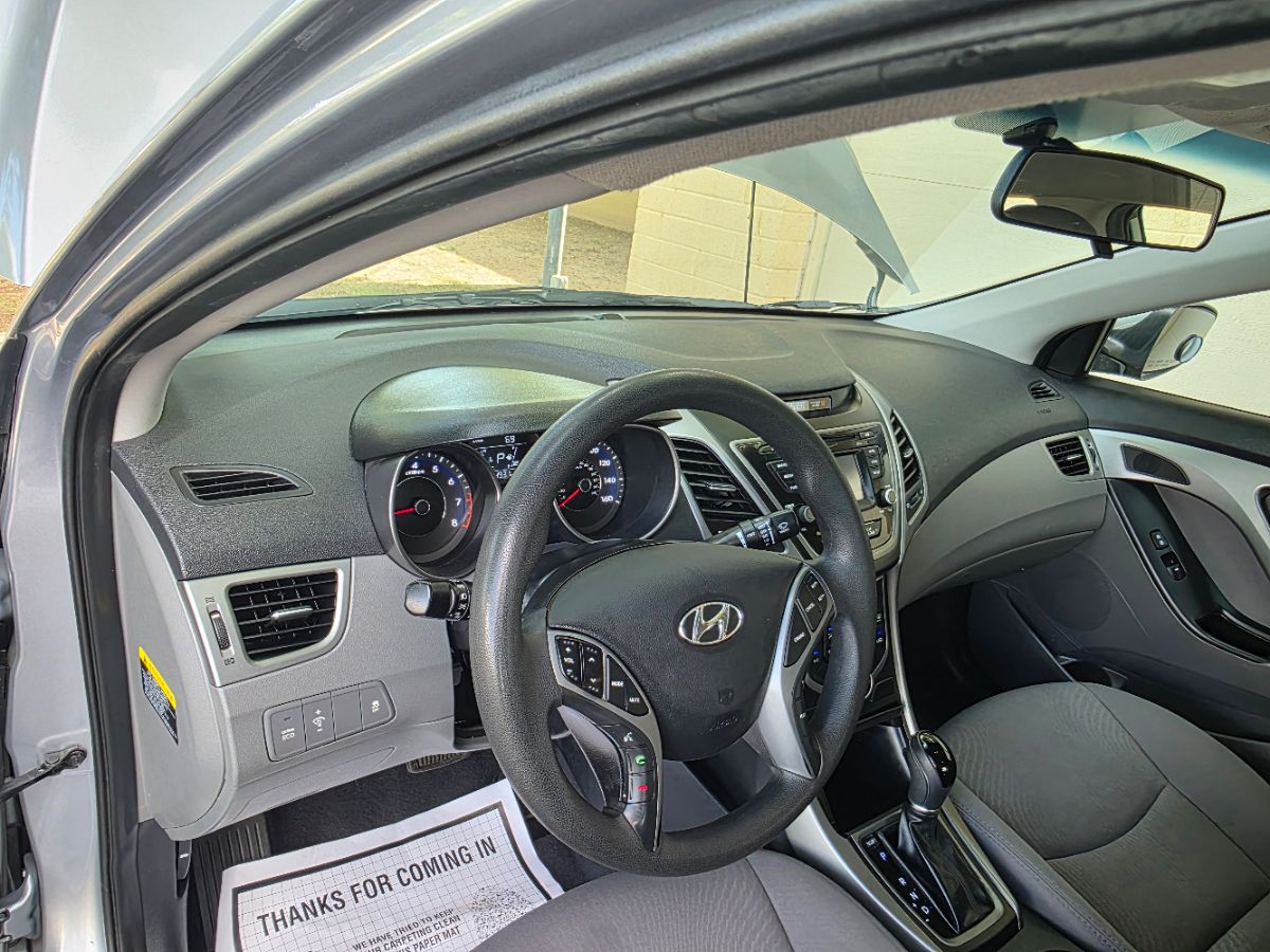 2016 Hyundai Elantra SE photo 3