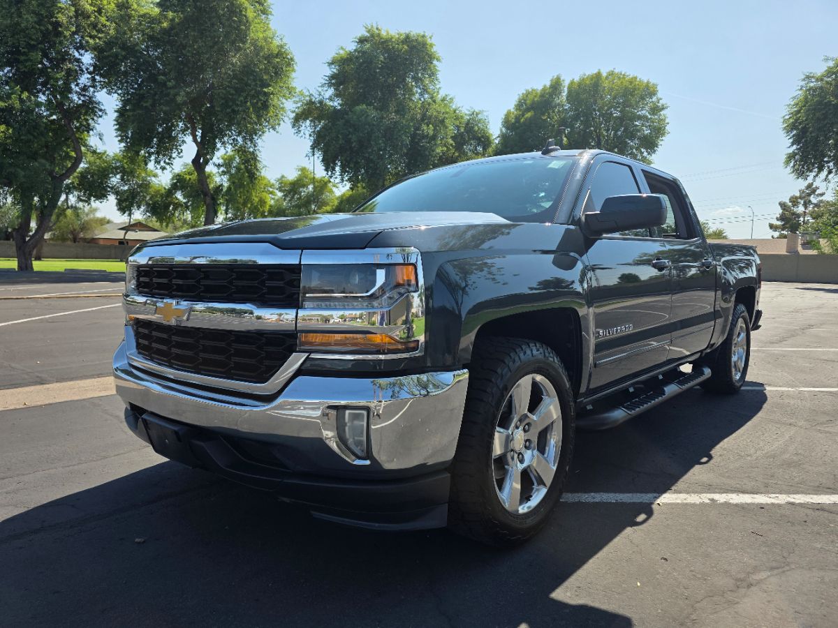 2017 Chevrolet Silverado 1500 LT photo 2