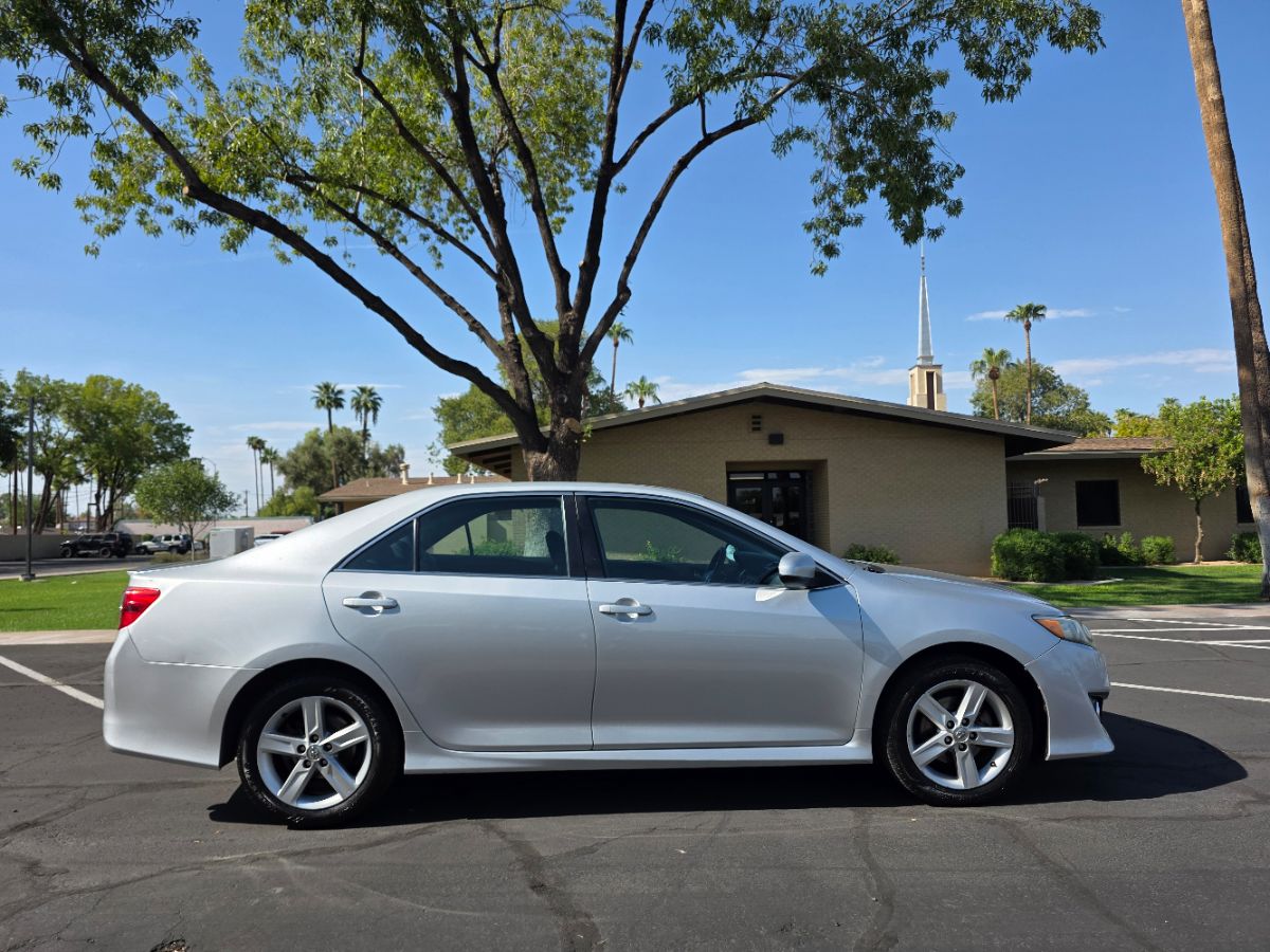 2014 Toyota Camry SE photo 3