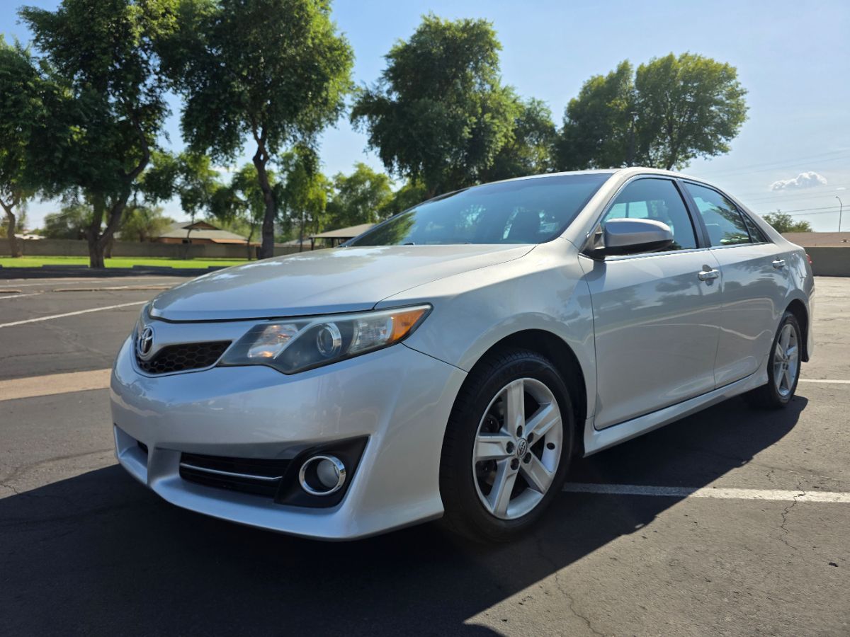 2014 Toyota Camry SE photo 6