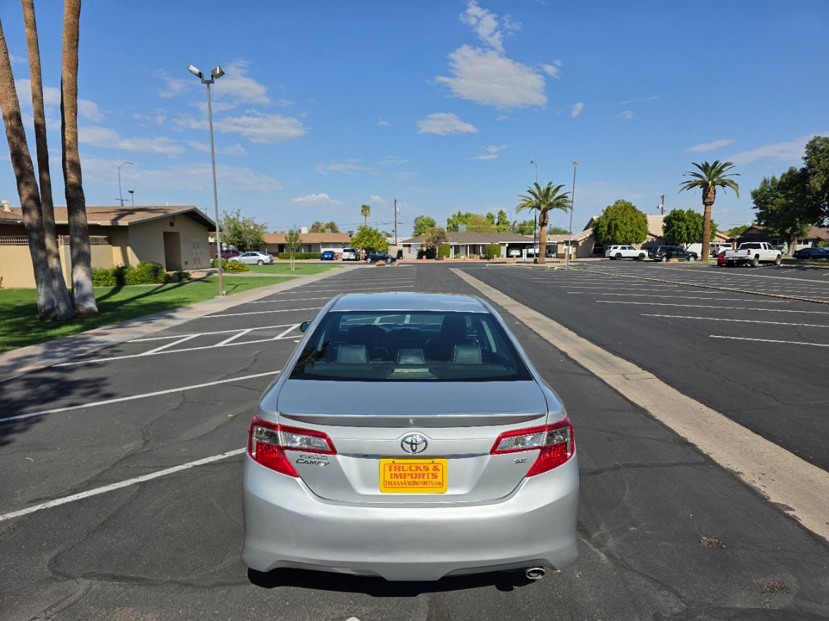 2014 Toyota Camry SE photo 11