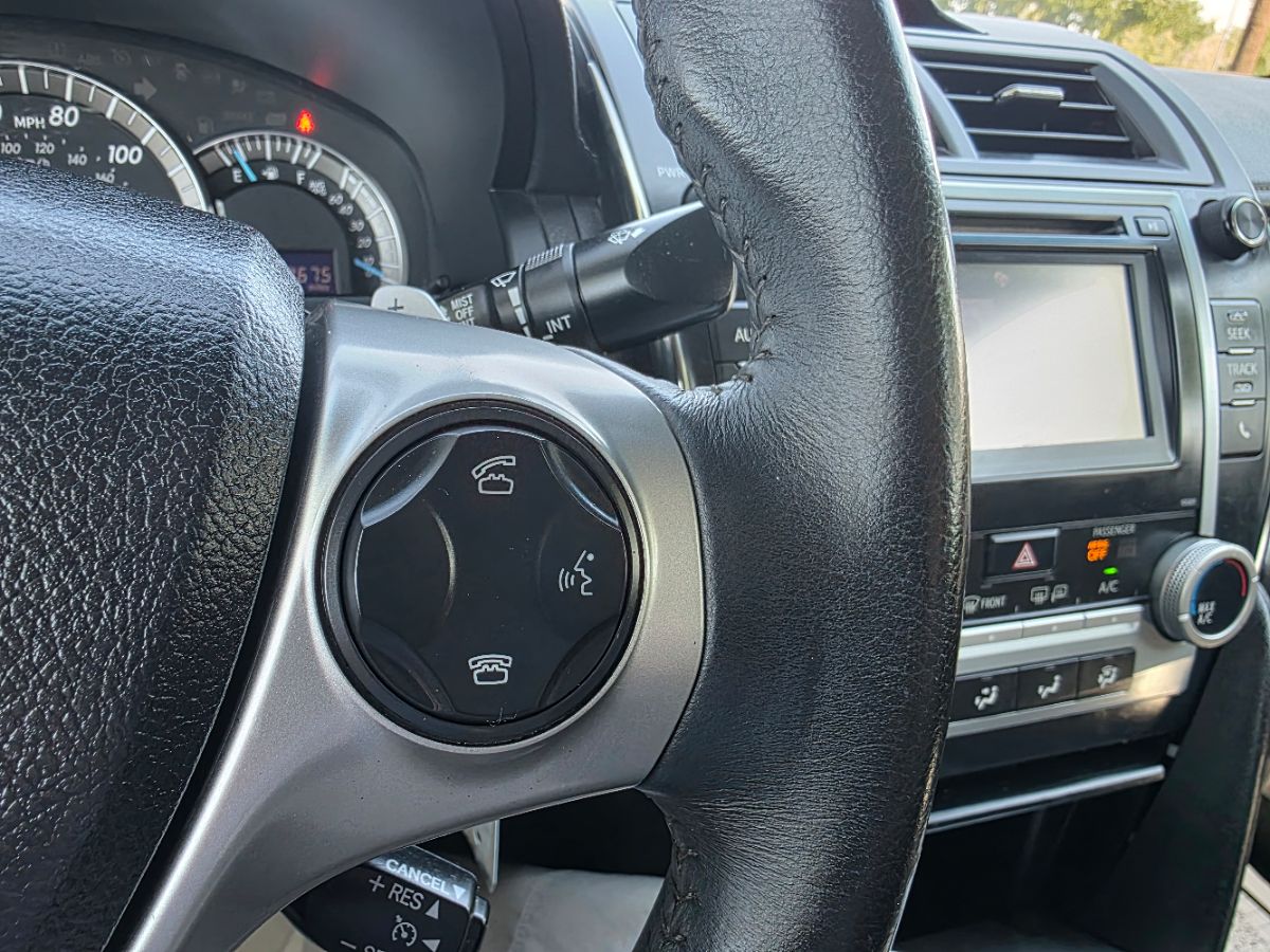 2014 Toyota Camry SE photo 13