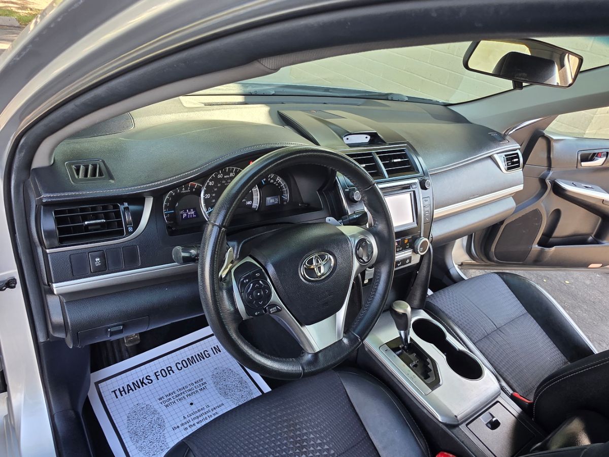 2014 Toyota Camry SE photo 17