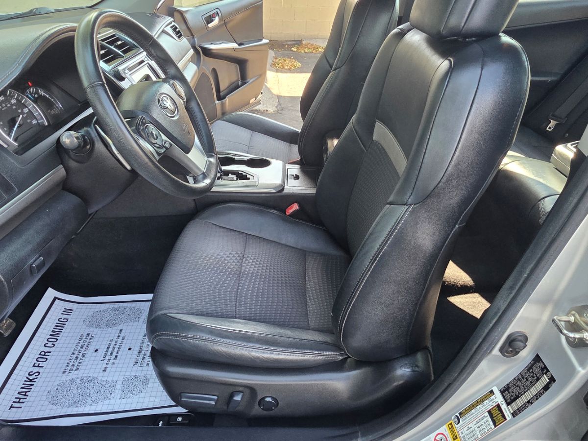 2014 Toyota Camry SE photo 18