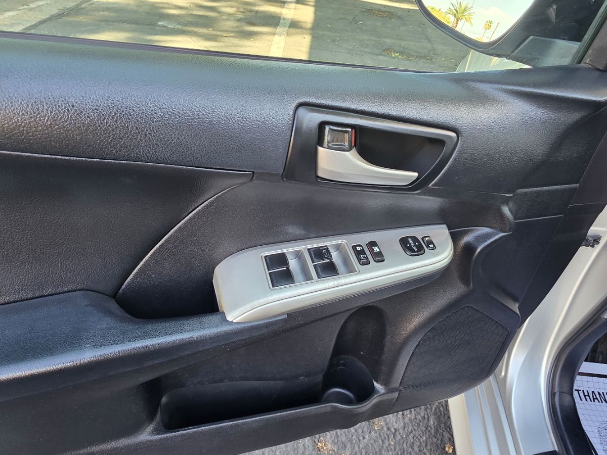 2014 Toyota Camry SE photo 21