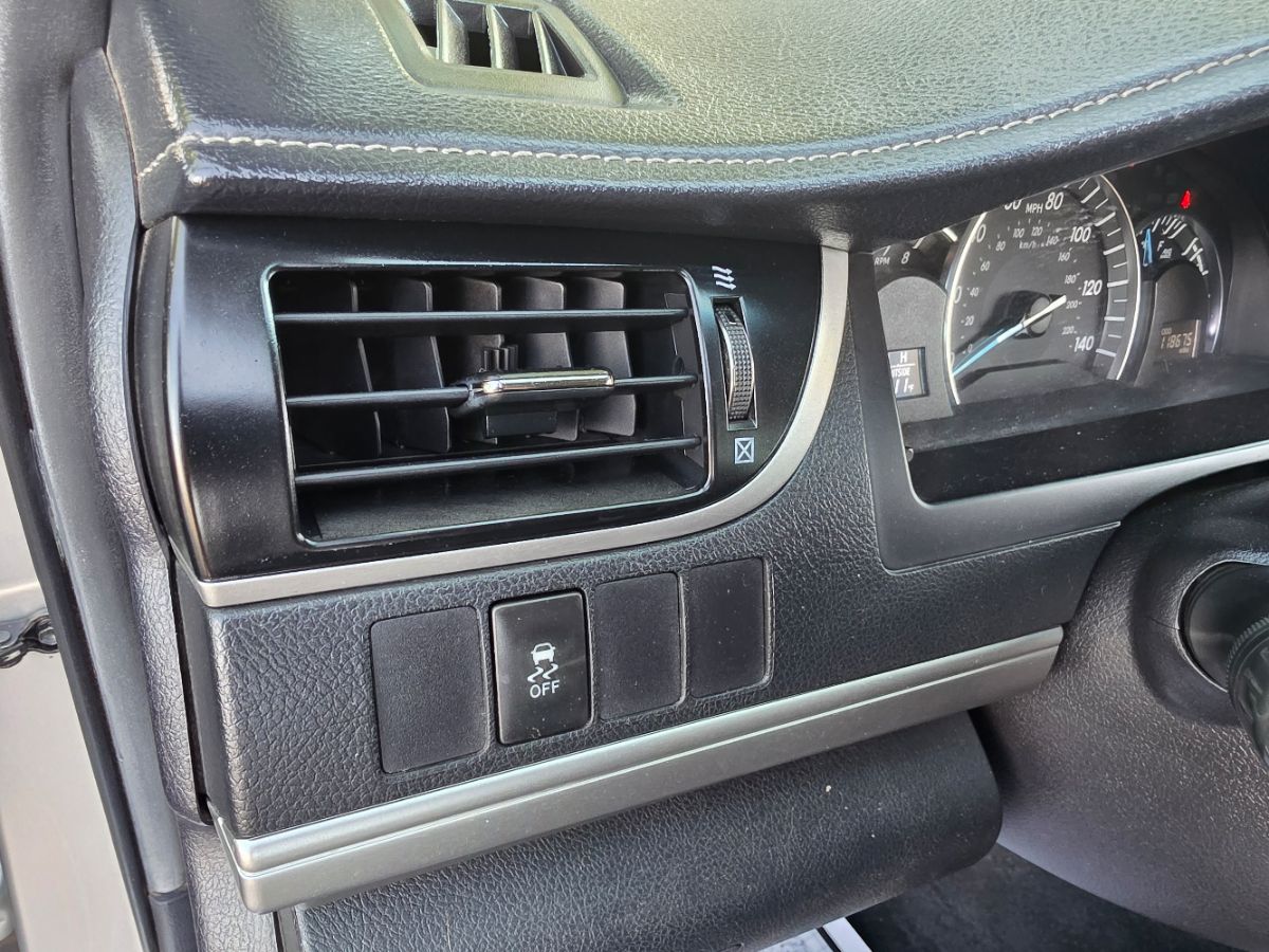 2014 Toyota Camry SE photo 22